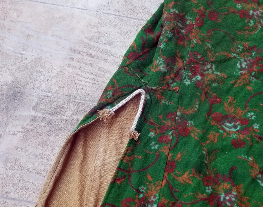 KENARLARI GÜMÜŞ SIRMA İŞÇİLİKLİ ANTİKA ÜÇETEK