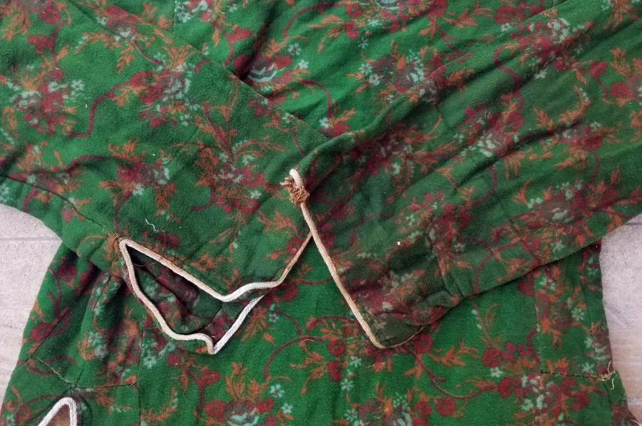 KENARLARI GÜMÜŞ SIRMA İŞÇİLİKLİ ANTİKA ÜÇETEK