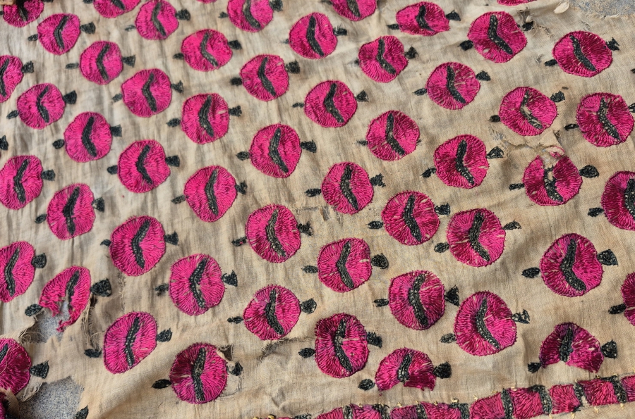 OSMANLI DÖNEMİ SARAY İŞİ ÜZERİ NAR FİGÜRLÜ FERACE YÜZ ÖRTÜSÜ