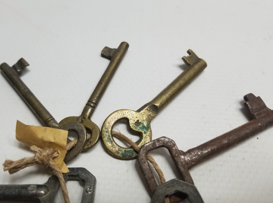 BÜYÜK BOY ANTİKA ANAHTAR LOTU