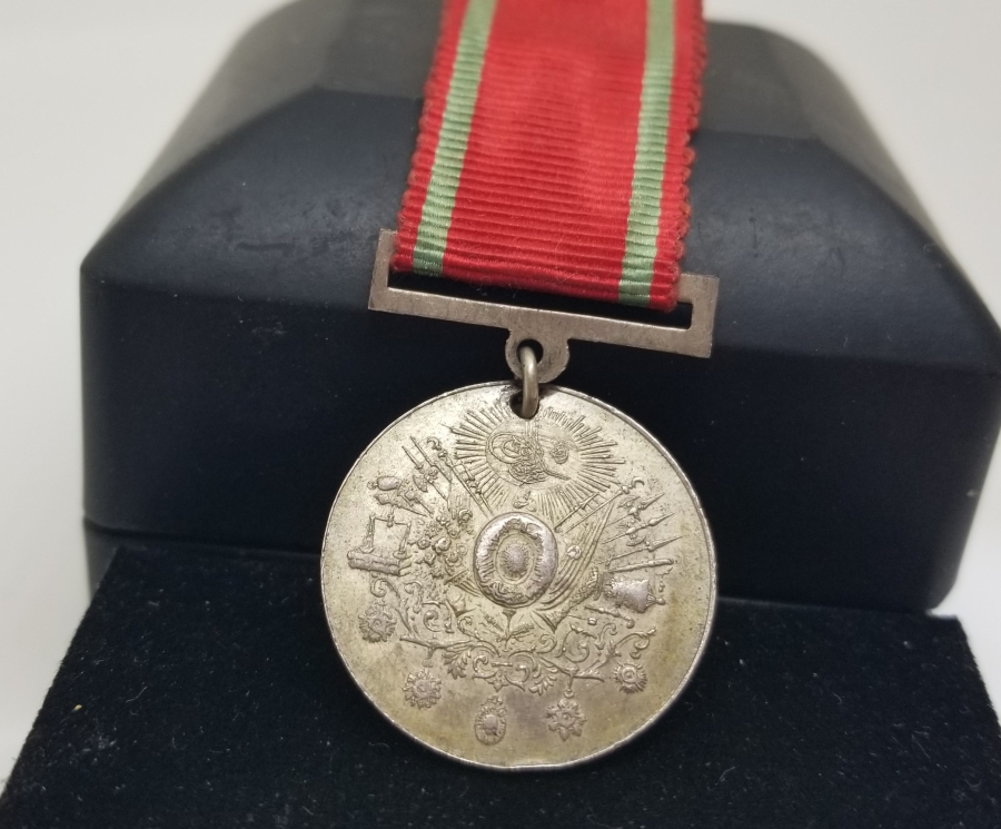 ORİJİNAL İPEK ASKISIYLA GÜMÜŞ LİYAKAT MADALYASI