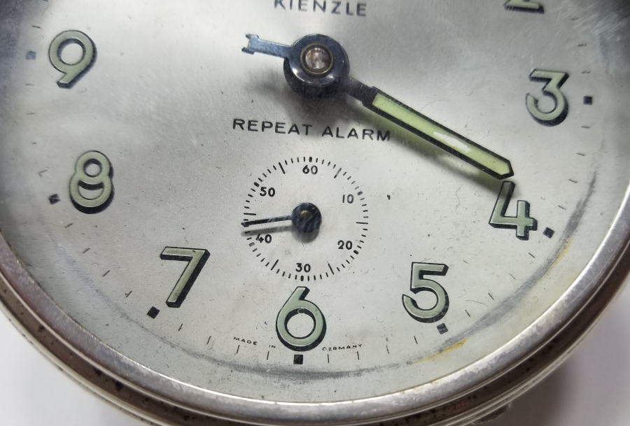 HALİYLE KONDİSYONDA KURMALI ANTİKA MASA SAATİ