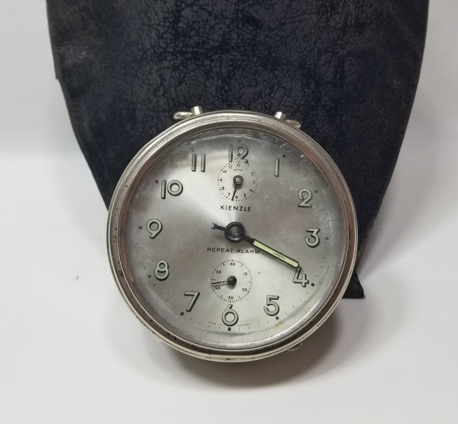 HALİYLE KONDİSYONDA KURMALI ANTİKA MASA SAATİ