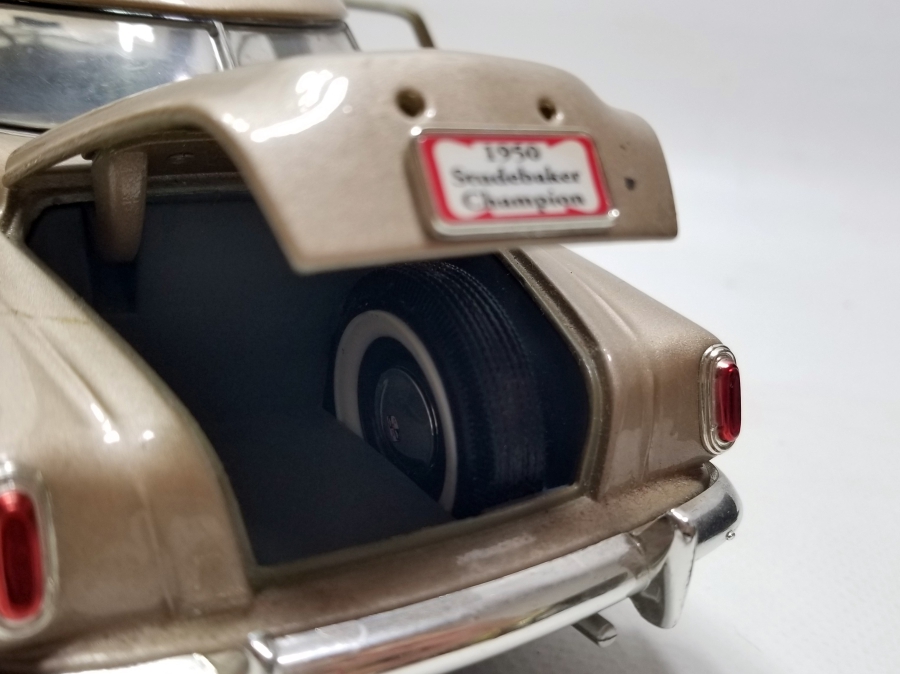 1/18 ORANLI DEKORATİF OYUNCAK ARABA