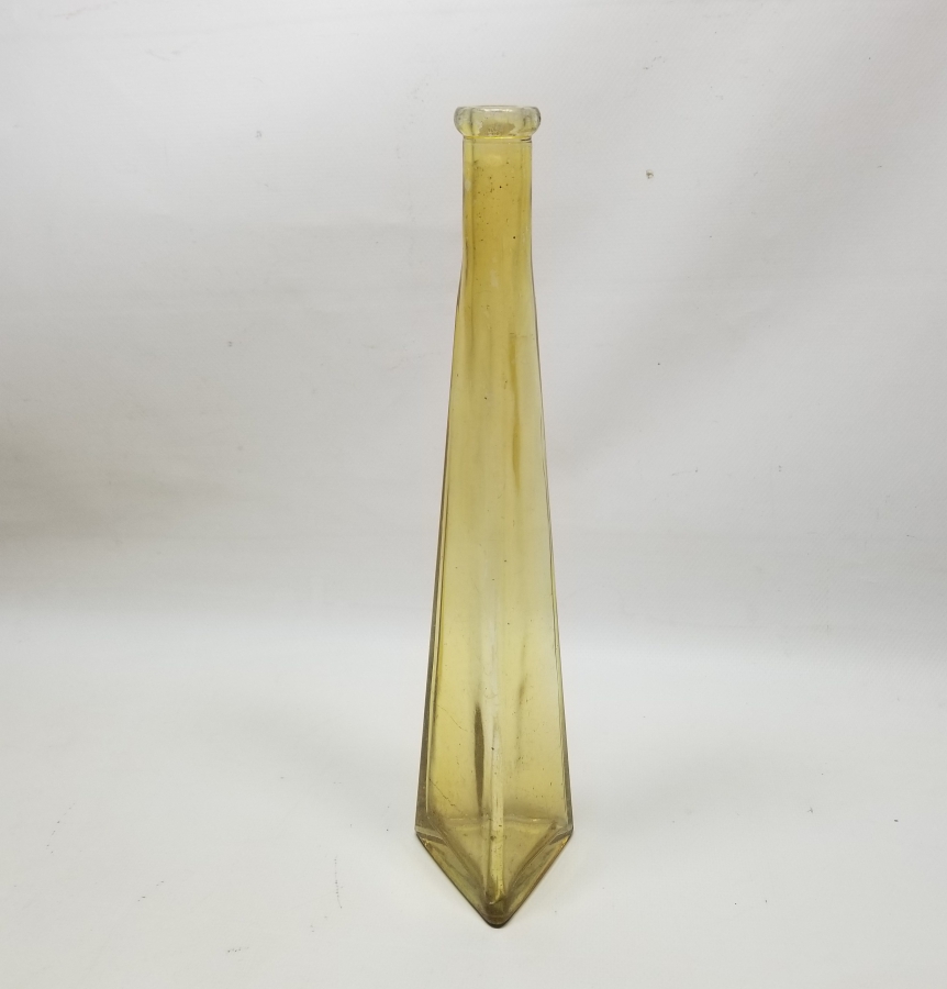 ÜÇGEN ŞİŞE FORMUNDA YAPILMIŞ ANTİKA CAM VAZO