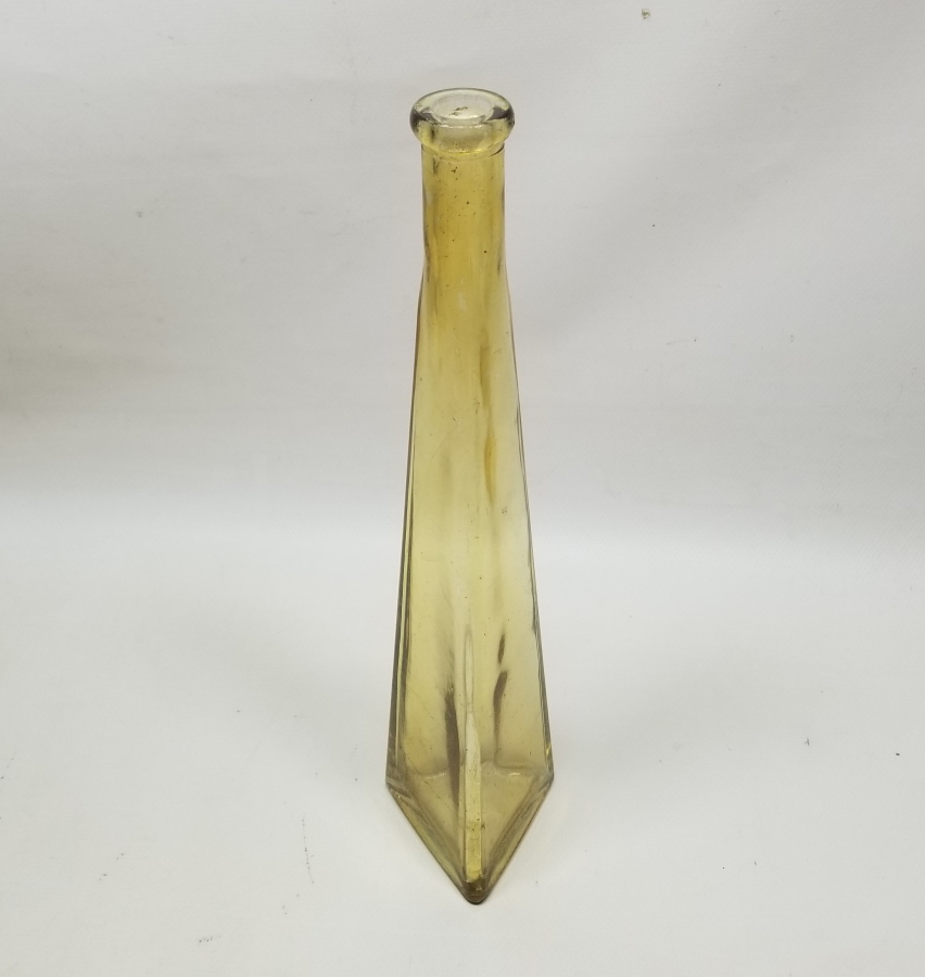 ÜÇGEN ŞİŞE FORMUNDA YAPILMIŞ ANTİKA CAM VAZO