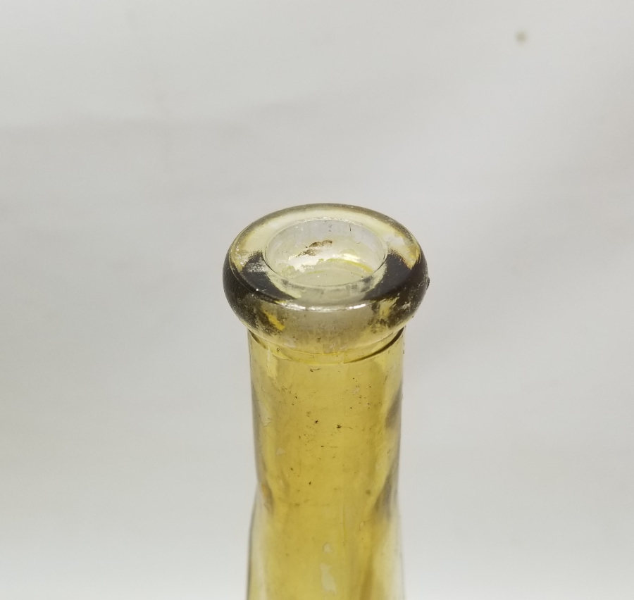 ÜÇGEN ŞİŞE FORMUNDA YAPILMIŞ ANTİKA CAM VAZO