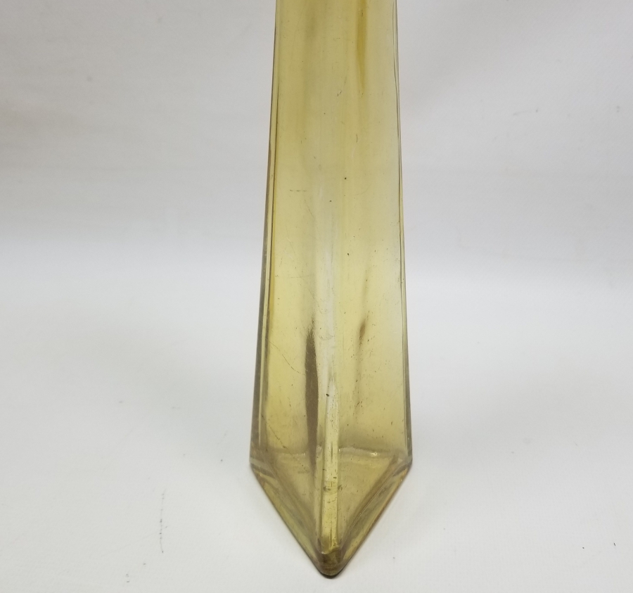 ÜÇGEN ŞİŞE FORMUNDA YAPILMIŞ ANTİKA CAM VAZO