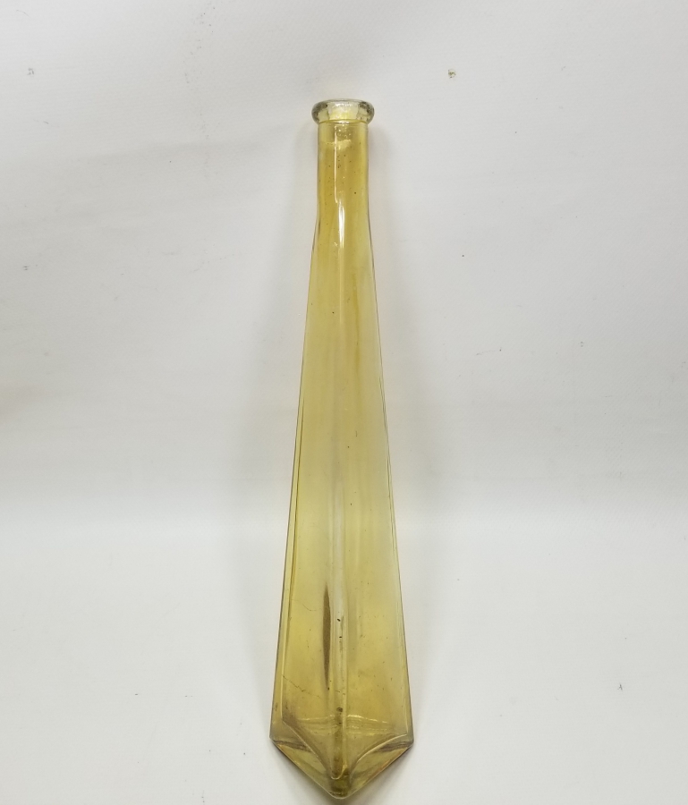 ÜÇGEN ŞİŞE FORMUNDA YAPILMIŞ ANTİKA CAM VAZO