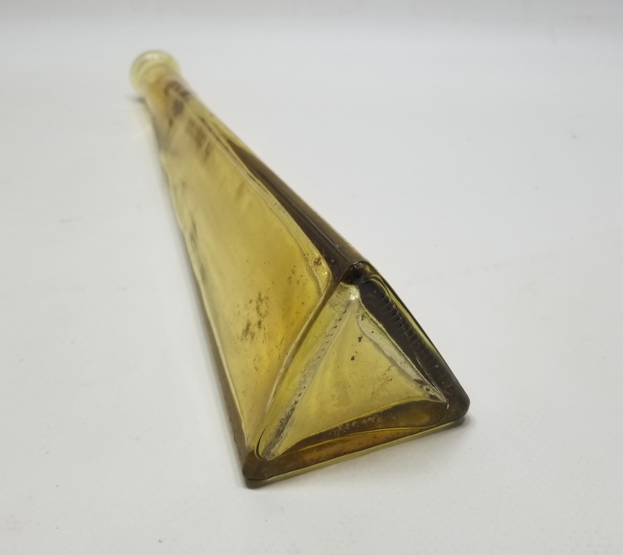 ÜÇGEN ŞİŞE FORMUNDA YAPILMIŞ ANTİKA CAM VAZO