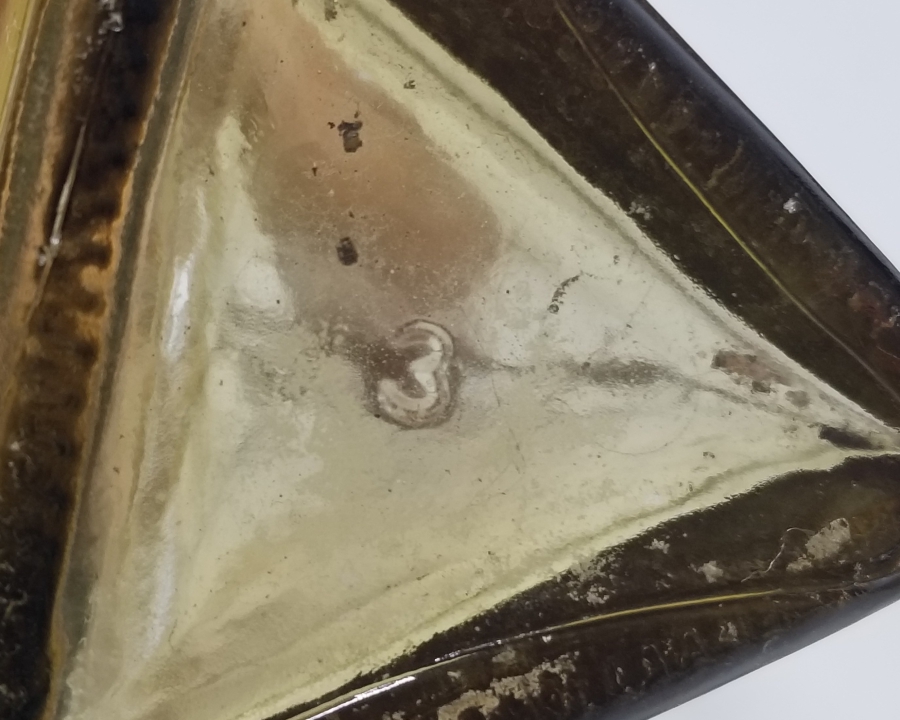 ÜÇGEN ŞİŞE FORMUNDA YAPILMIŞ ANTİKA CAM VAZO