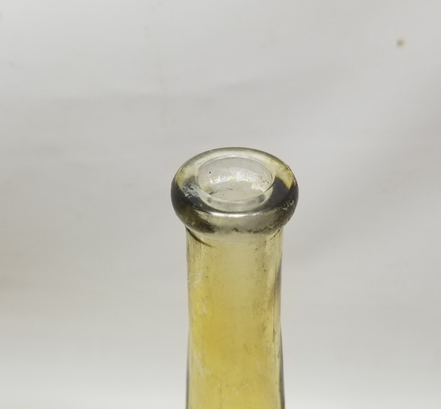 KARE ŞİŞE FORMUNDA YAPILMIŞ ANTİKA CAM VAZO