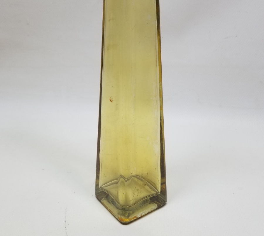 KARE ŞİŞE FORMUNDA YAPILMIŞ ANTİKA CAM VAZO