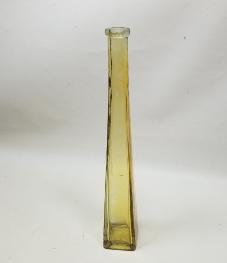 KARE ŞİŞE FORMUNDA YAPILMIŞ ANTİKA CAM VAZO