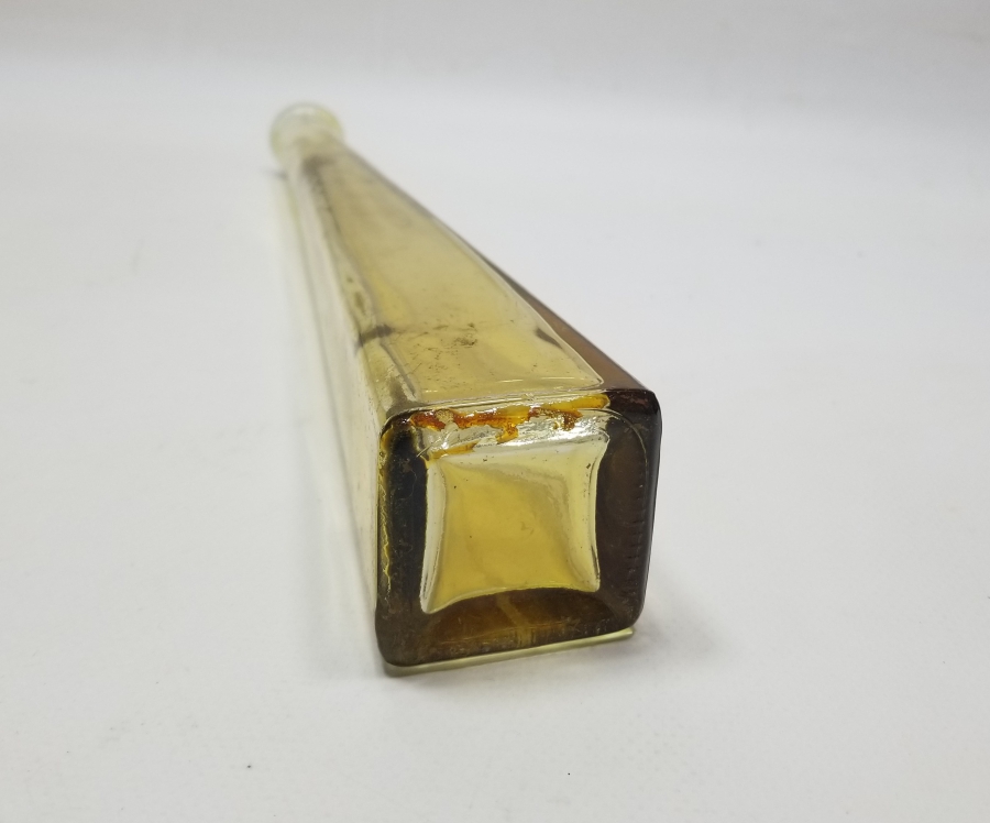 KARE ŞİŞE FORMUNDA YAPILMIŞ ANTİKA CAM VAZO