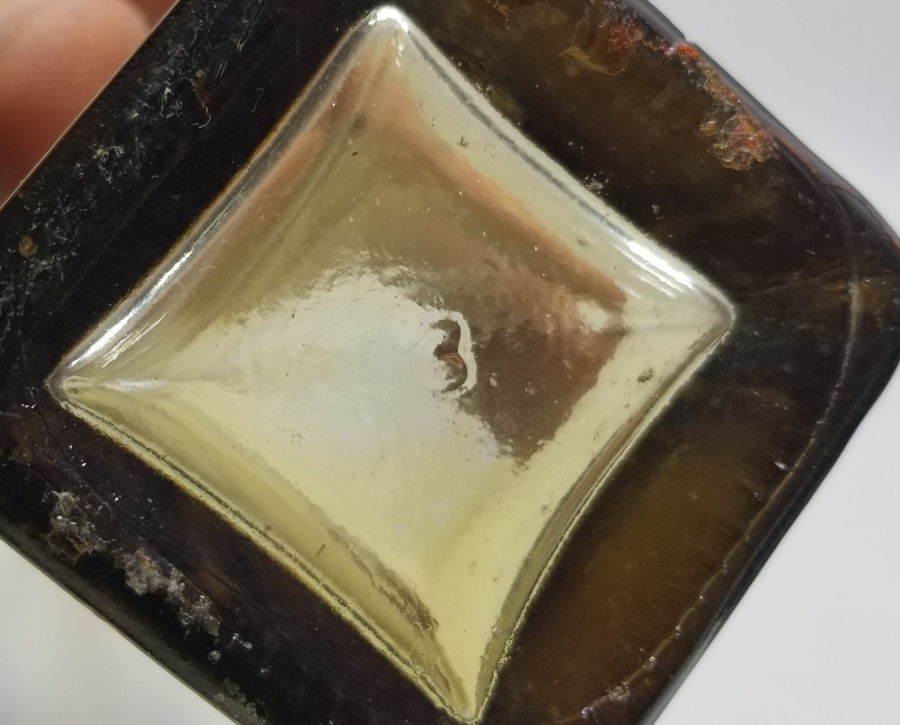 KARE ŞİŞE FORMUNDA YAPILMIŞ ANTİKA CAM VAZO