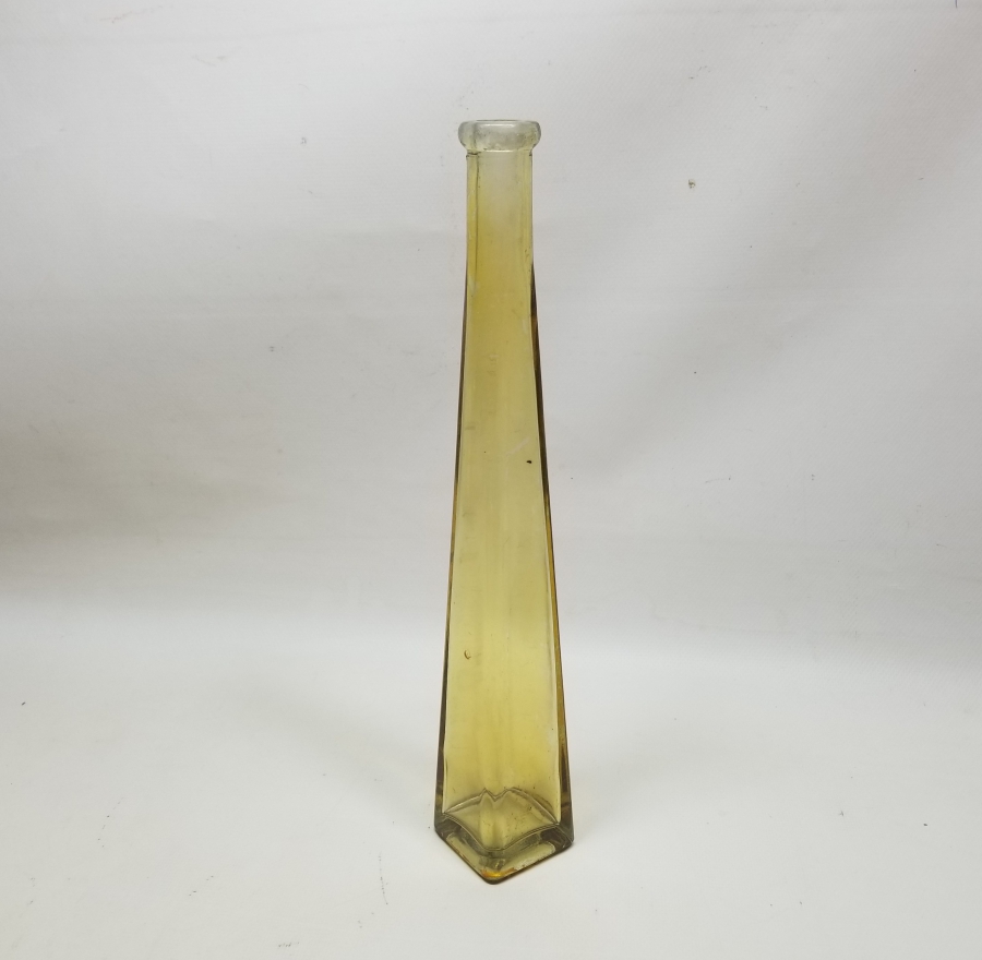 KARE ŞİŞE FORMUNDA YAPILMIŞ ANTİKA CAM VAZO