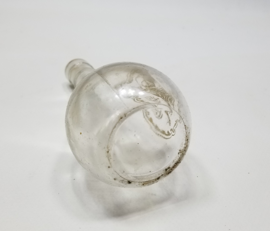 ÜZERİ TUĞRA FORMLU ANTİKA CAM ŞİŞE