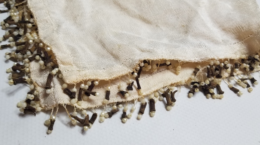 OSMANLI DÖNEMİ KARANFİLLİ İPEK DAMAT MENDİLİ