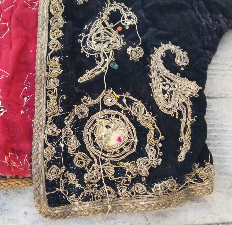 OSMANLI DÖNEMİ İPEK KADİFE ÜZERİ GÜMÜŞ SIRMA İŞÇİLİKLİ BALIKESİR YÖRESİ GELİN CEPKENİ