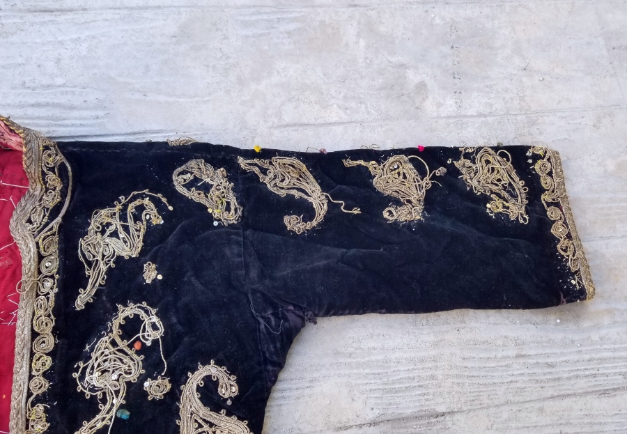 OSMANLI DÖNEMİ İPEK KADİFE ÜZERİ GÜMÜŞ SIRMA İŞÇİLİKLİ BALIKESİR YÖRESİ GELİN CEPKENİ