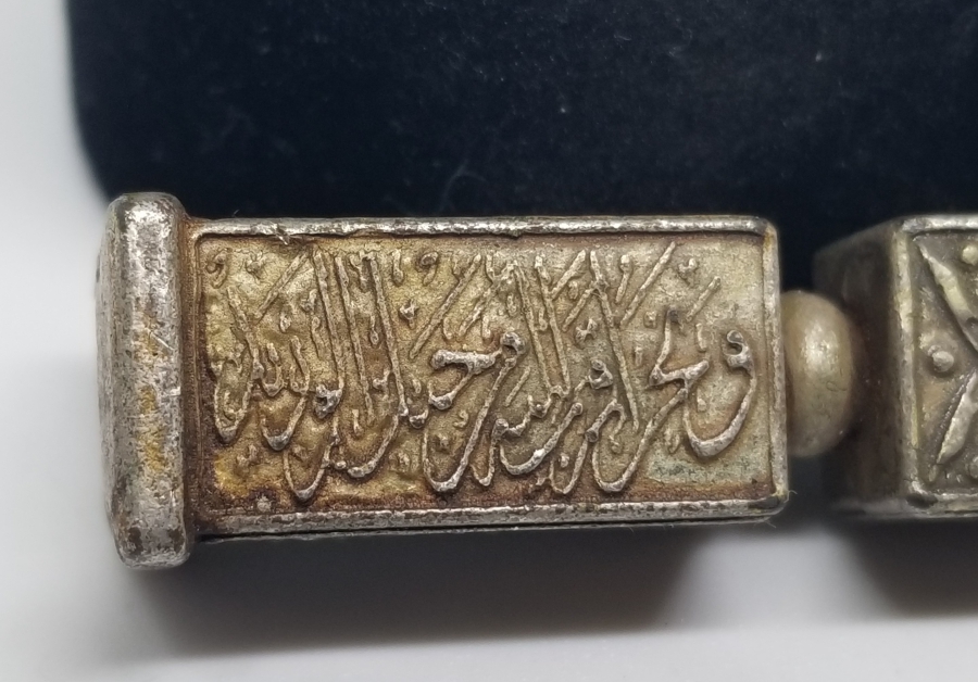 ÜZERİ DUALI KABE ANAHTARI FORMUNDA YAPILMIŞ KOLYE UCU