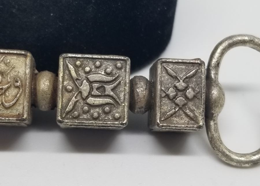 ÜZERİ DUALI KABE ANAHTARI FORMUNDA YAPILMIŞ KOLYE UCU