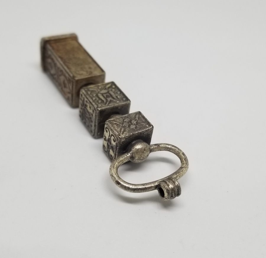 ÜZERİ DUALI KABE ANAHTARI FORMUNDA YAPILMIŞ KOLYE UCU