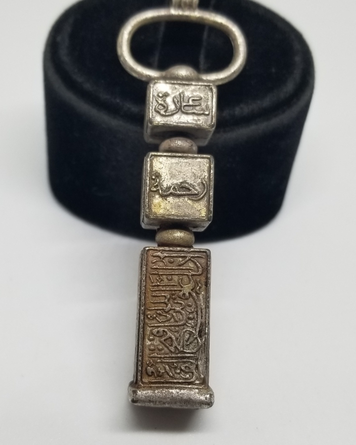 ÜZERİ DUALI KABE ANAHTARI FORMUNDA YAPILMIŞ KOLYE UCU