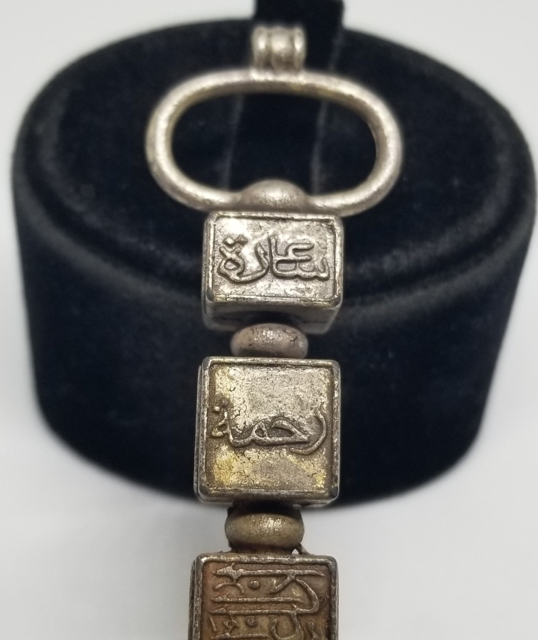 ÜZERİ DUALI KABE ANAHTARI FORMUNDA YAPILMIŞ KOLYE UCU