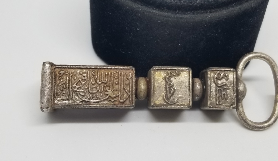 ÜZERİ DUALI KABE ANAHTARI FORMUNDA YAPILMIŞ KOLYE UCU