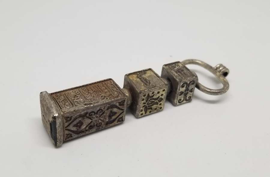 ÜZERİ DUALI KABE ANAHTARI FORMUNDA YAPILMIŞ KOLYE UCU