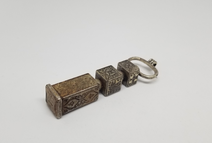 ÜZERİ DUALI KABE ANAHTARI FORMUNDA YAPILMIŞ KOLYE UCU