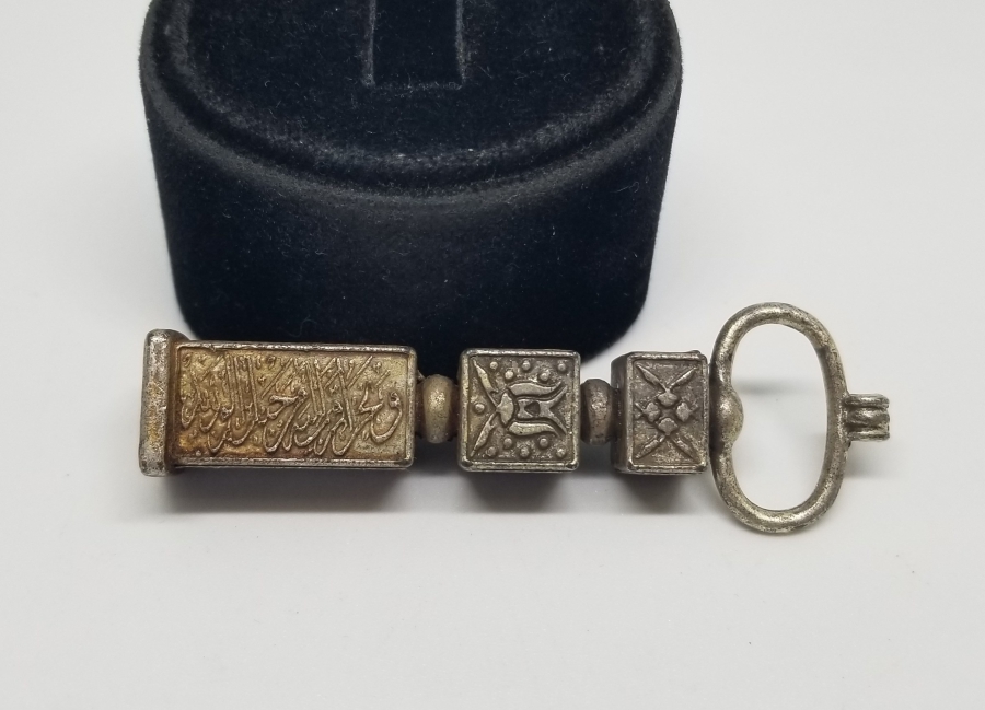 ÜZERİ DUALI KABE ANAHTARI FORMUNDA YAPILMIŞ KOLYE UCU