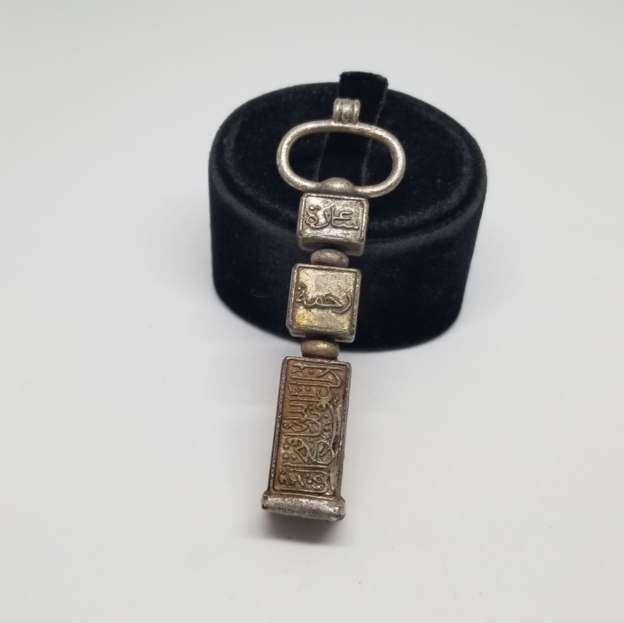 ÜZERİ DUALI KABE ANAHTARI FORMUNDA YAPILMIŞ KOLYE UCU