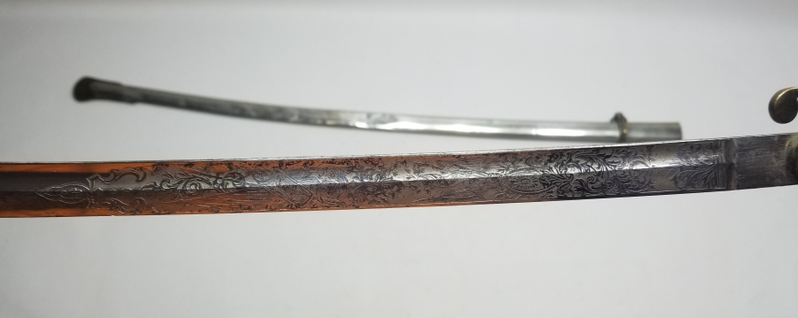 İKİ TARAFI GRAVÜRLÜ VE DEVLET ARMALI BOYNUZ SAPLI OSMANLI DÖNEMİ HAFİF SÜVARİ SUBAY KILICI