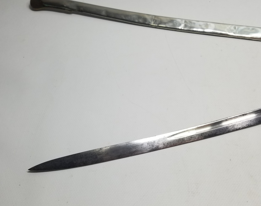 İKİ TARAFI GRAVÜRLÜ VE DEVLET ARMALI BOYNUZ SAPLI OSMANLI DÖNEMİ HAFİF SÜVARİ SUBAY KILICI