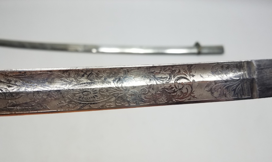 İKİ TARAFI GRAVÜRLÜ VE DEVLET ARMALI BOYNUZ SAPLI OSMANLI DÖNEMİ HAFİF SÜVARİ SUBAY KILICI