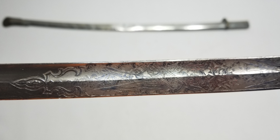 İKİ TARAFI GRAVÜRLÜ VE DEVLET ARMALI BOYNUZ SAPLI OSMANLI DÖNEMİ HAFİF SÜVARİ SUBAY KILICI