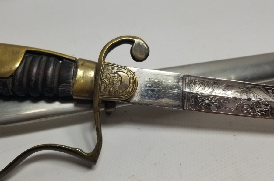 İKİ TARAFI GRAVÜRLÜ VE DEVLET ARMALI BOYNUZ SAPLI OSMANLI DÖNEMİ HAFİF SÜVARİ SUBAY KILICI