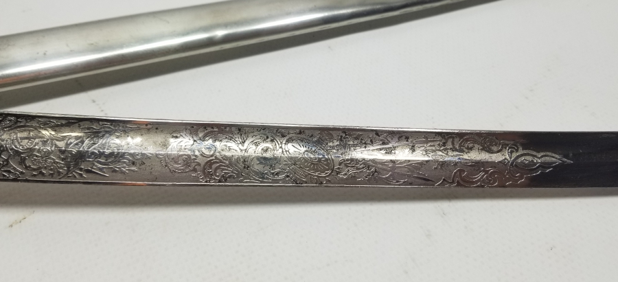 İKİ TARAFI GRAVÜRLÜ VE DEVLET ARMALI BOYNUZ SAPLI OSMANLI DÖNEMİ HAFİF SÜVARİ SUBAY KILICI