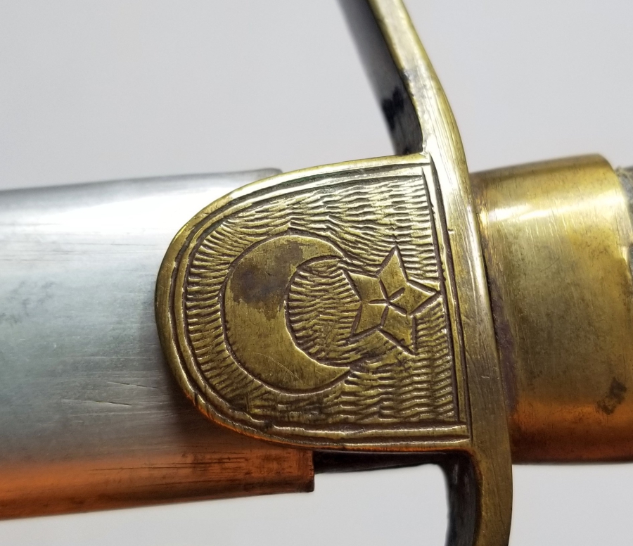 İKİ TARAFI GRAVÜRLÜ VE DEVLET ARMALI BOYNUZ SAPLI OSMANLI DÖNEMİ HAFİF SÜVARİ SUBAY KILICI