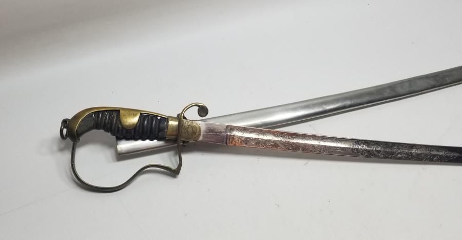 İKİ TARAFI GRAVÜRLÜ VE DEVLET ARMALI BOYNUZ SAPLI OSMANLI DÖNEMİ HAFİF SÜVARİ SUBAY KILICI