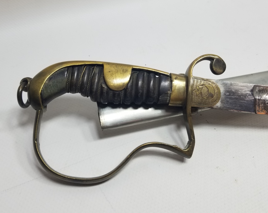 İKİ TARAFI GRAVÜRLÜ VE DEVLET ARMALI BOYNUZ SAPLI OSMANLI DÖNEMİ HAFİF SÜVARİ SUBAY KILICI