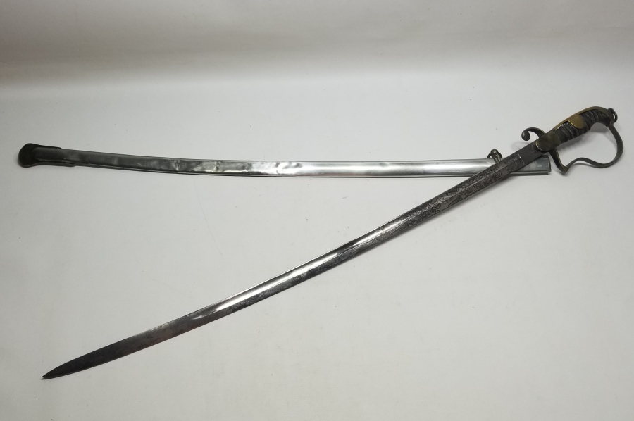 İKİ TARAFI GRAVÜRLÜ VE DEVLET ARMALI BOYNUZ SAPLI OSMANLI DÖNEMİ HAFİF SÜVARİ SUBAY KILICI