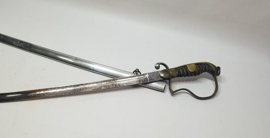 İKİ TARAFI GRAVÜRLÜ VE DEVLET ARMALI BOYNUZ SAPLI OSMANLI DÖNEMİ HAFİF SÜVARİ SUBAY KILICI