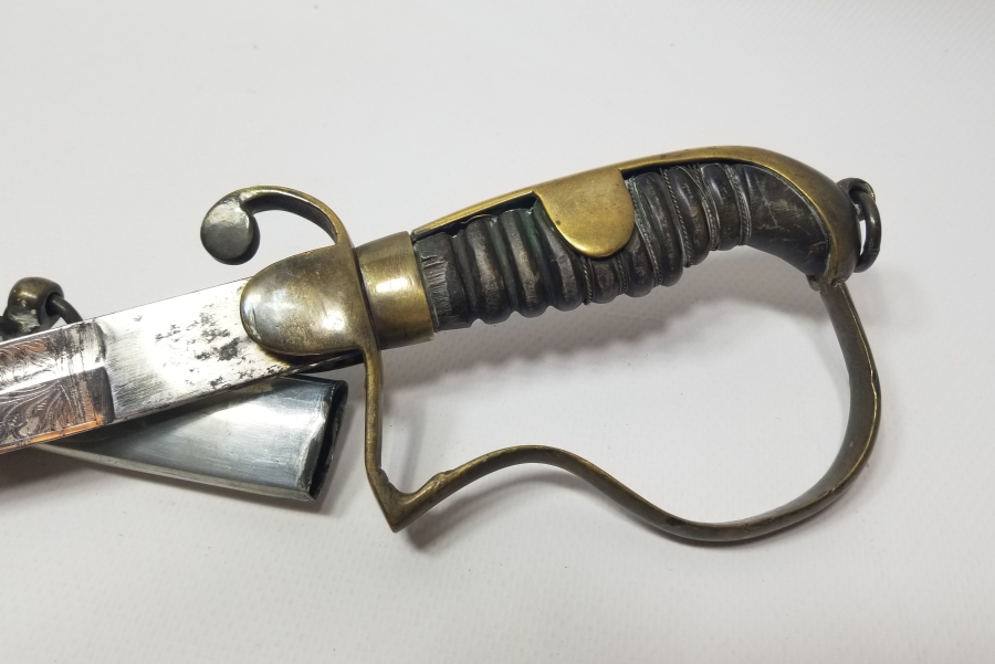 İKİ TARAFI GRAVÜRLÜ VE DEVLET ARMALI BOYNUZ SAPLI OSMANLI DÖNEMİ HAFİF SÜVARİ SUBAY KILICI