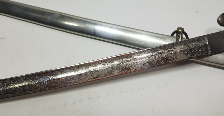 İKİ TARAFI GRAVÜRLÜ VE DEVLET ARMALI BOYNUZ SAPLI OSMANLI DÖNEMİ HAFİF SÜVARİ SUBAY KILICI