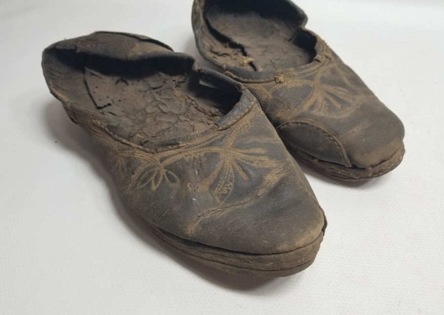 ÜZERLERİ İŞLEMELİ OSMANLI DÖNEMİ RUM DAMAT AYAKKABISI