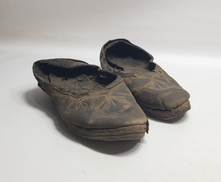 ÜZERLERİ İŞLEMELİ OSMANLI DÖNEMİ RUM DAMAT AYAKKABISI